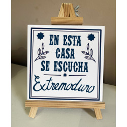 Azulejo En esta casa se escucha Extremoduro + caballete de madera, ideal para decorar y como regalo original para los fans