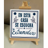 Azulejo En esta casa se escucha Extremoduro + caballete de madera, ideal para decorar y como regalo original para los fans