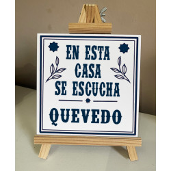 Azulejo En esta casa se escucha Quevedo + caballete de madera
