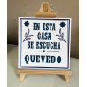 Azulejo En esta casa se escucha Quevedo + caballete de madera