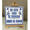 Azulejo En esta casa se escucha Héroes del Silencio  + caballete de madera
