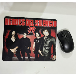 Alfombrilla Héroes del Silencio. Tamaño 22 cm ancho x 18 cm alto. Ideal como regalo para los fans del grupo de Rock.