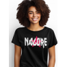 Camiseta personalizada con el nombre estilo rock alternativo, disponible en camiseta negra y blanco. Buena idea como regalo