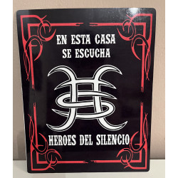 Placa aluminio Héroes del Silencio decorativa con la frase En esta casa se escucha Héroes del Silencio, ideal como regalo