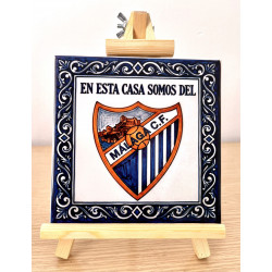 Azulejo En esta casa somos del Málaga CF con caballete de madera