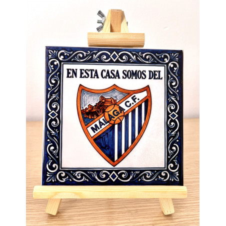 Azulejo En esta casa somos del Málaga CF con caballete de madera