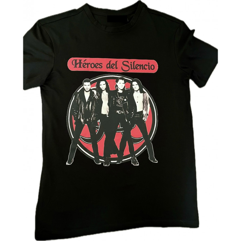 Camiseta Héroes del Silencio elegante color rojo - negro con la imagen de la banda y el logo detrás, ideal para los fans