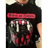 Camiseta Héroes del Silencio elegante color rojo - negro con la imagen de la banda y el logo detrás, ideal para los fans