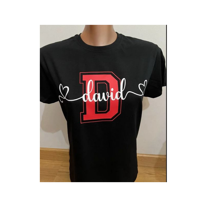 Camiseta personalizada con la inicial y el nombre