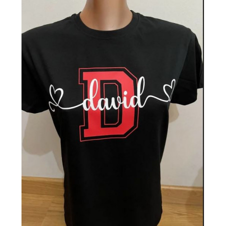 Camiseta personalizada con la inicial y el nombre