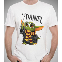 Camiseta personalizada Baby Yoda estilo Harry Potter, con el nombre que quieras. Ideal como regalo personalizado