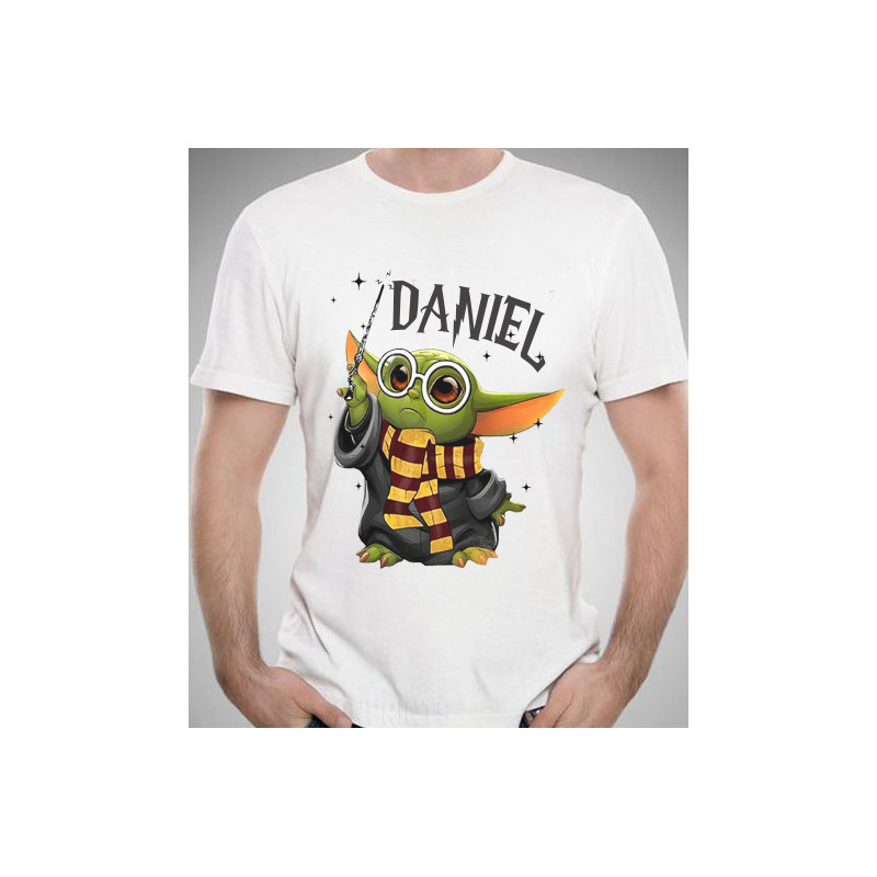 Camiseta personalizada Baby Yoda estilo Harry Potter, con el nombre que quieras. Ideal como regalo personalizado